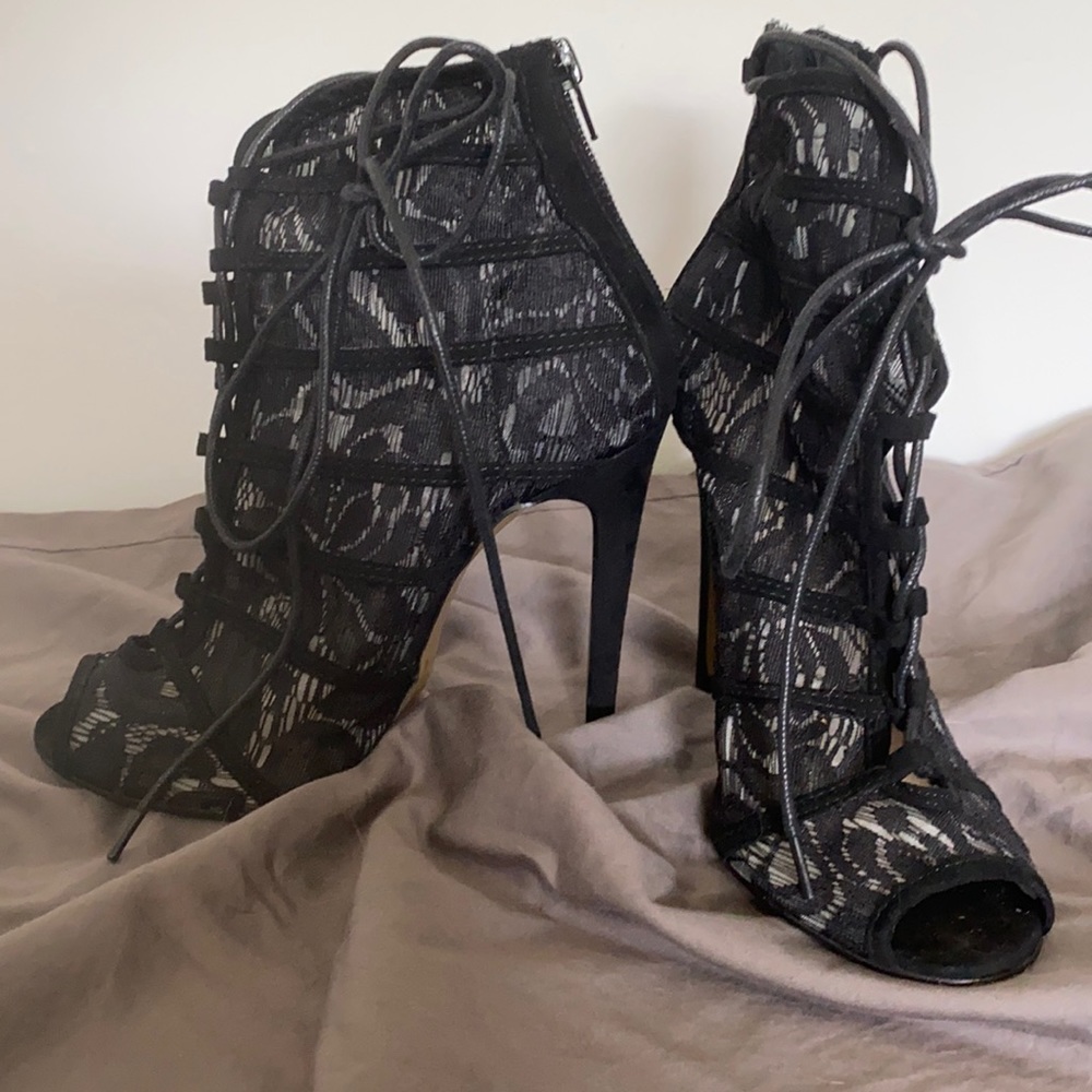 Chinese Laundry lace up booties 4.5” heels